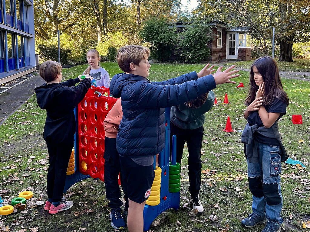 Coding Hindernis-Parkour auf dem Spielplatz (KI-Fokus)