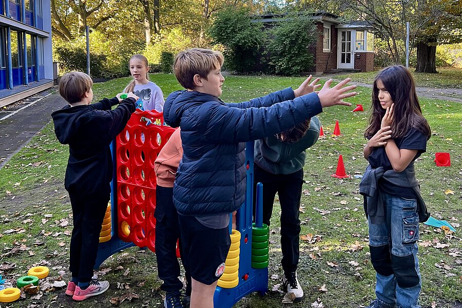 Coding Hindernis-Parkour auf dem Spielplatz
